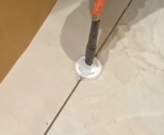 黎城瓷砖空鼓维修公司专业解答瓷砖在铺贴过程中，如果没有涂抹均匀到位的粘结材料（如水泥砂浆或瓷砖胶），可能会导致以下问题